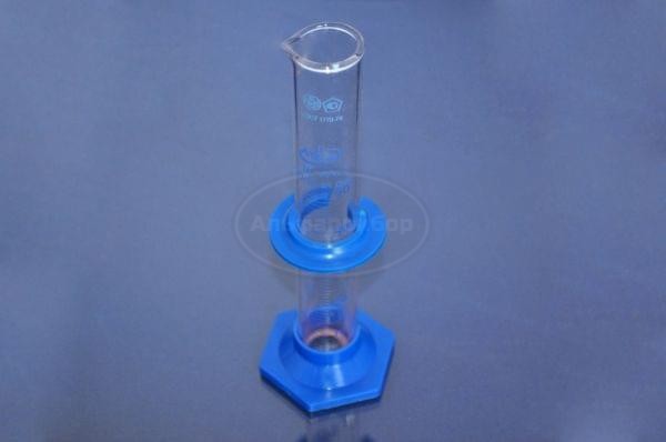 Цилиндр мерный 3-100-2 с носиком, на пластиковом основании с защитным кольцом