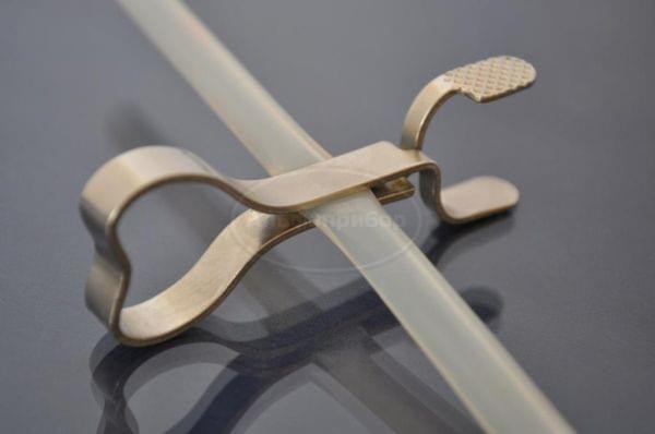 Зажим металлический пружинящий для пережатия резиновых и других эластичных трубок при лабораторных работах (Мора)