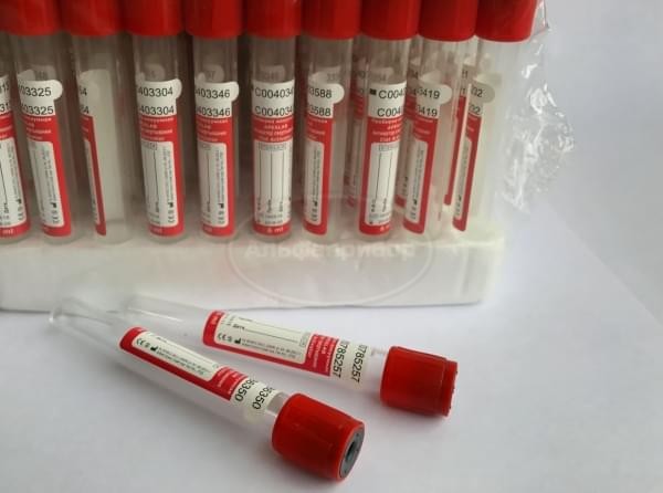 Пробирка вакуумная APEXLAB (пластик) с активатором свертывания, красная пробка, 4мл (13*75), с 2-м отрывным кодом (100 шт.)